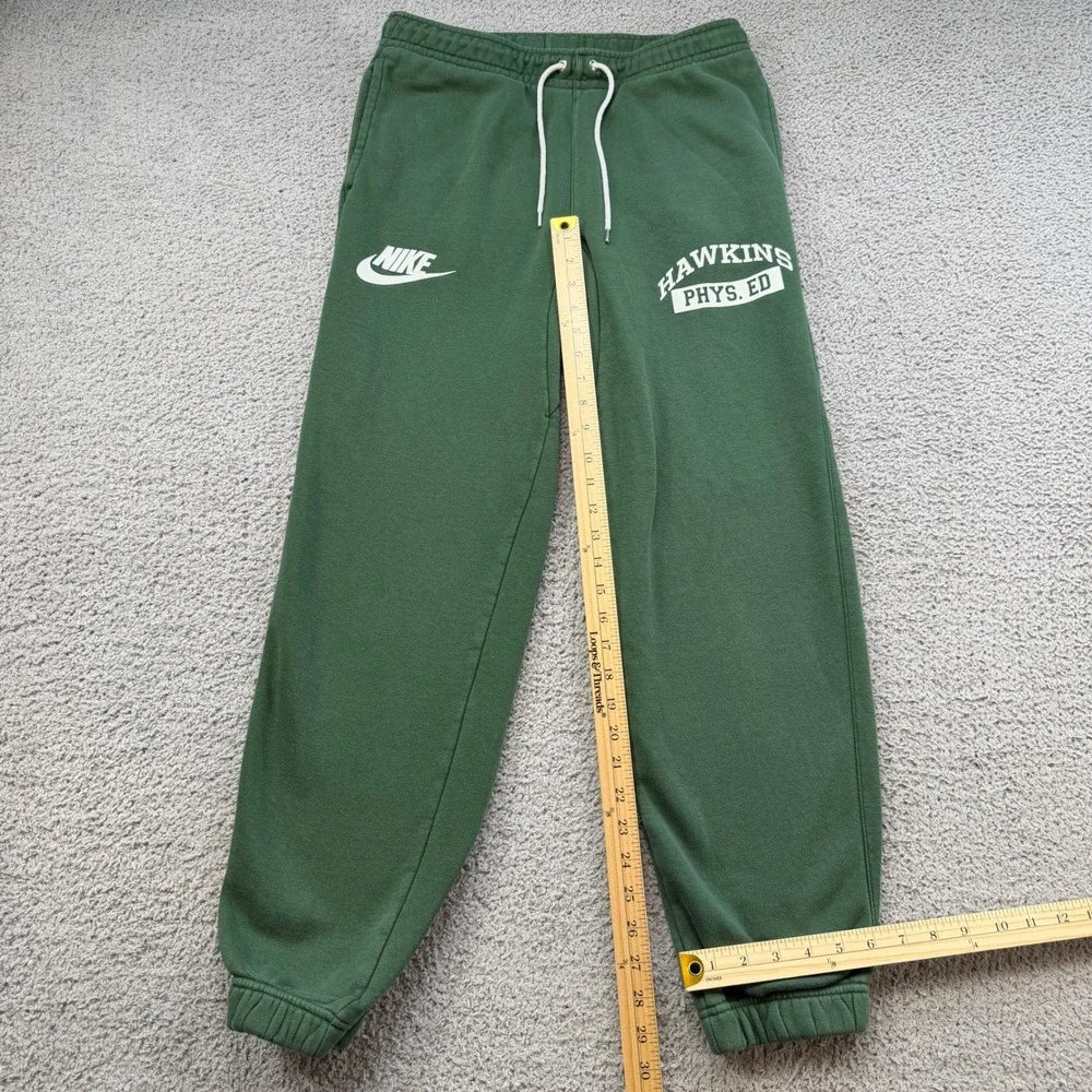 Nike x Stranger Things Hawkins High Phys Ed Sweatpants Green Mens M CQ3656-323